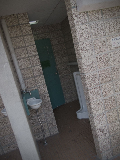 公衆トイレ露出 伏古公園2012年4月デカマラ露出男: 便所の落書き写真館